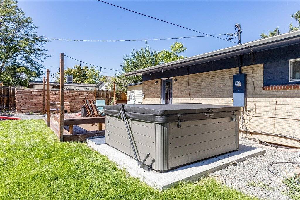 New Lux Jetted Hot Tub • Patio & Yard • Fast Wifi in Arvada, Jefferson County