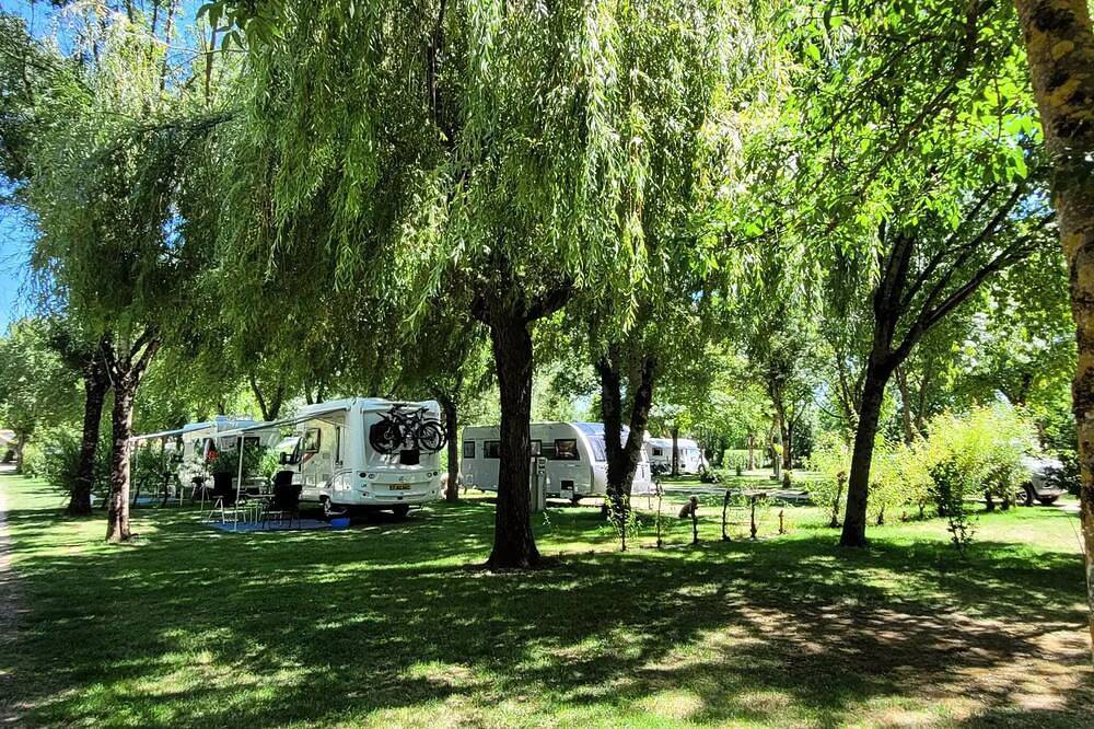 Mobilhome Confort 33 m² (2 chambres) + Terrasse + Tv 4 personnes in Coulon, Région de Niort