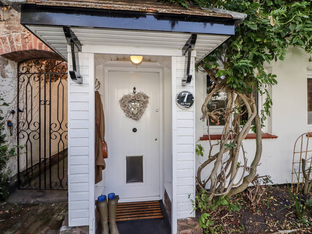 Old Pump Cottage in Herefordshire