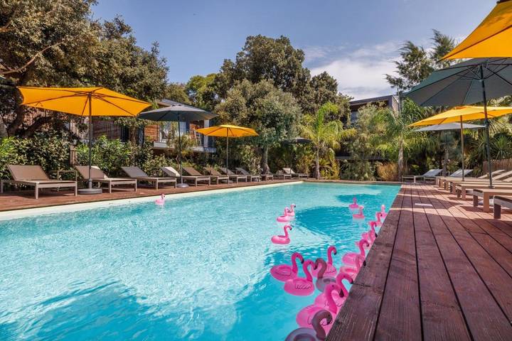Hôtel pour 3 personnes, avec vue ainsi que piscine et jardin
