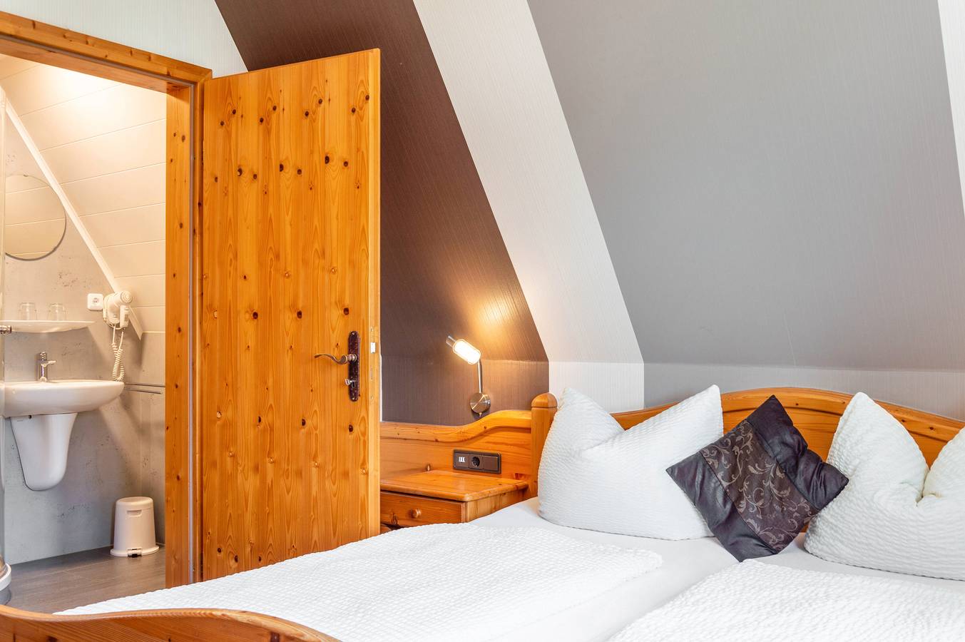 Zimmer 'Gästehaus Lutz - Zimmer 4' mit gemeinsamer Terrasse, gemeinsamem Garten und Wi-Fi in Iphofen, Fränkisches Weinland