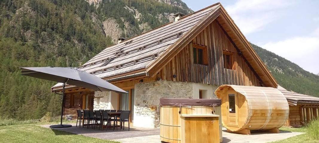 Gîte pour 14 personnes, avec sauna ainsi que jardin et vue à Ceillac