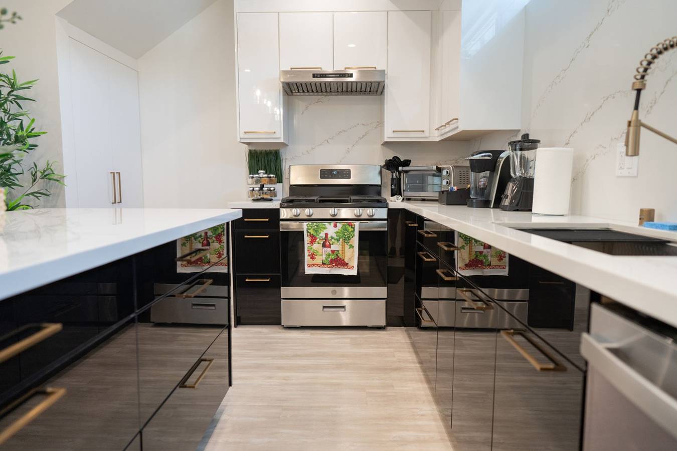 Stunning 2Br Home Built In 2023 w/ Walk-In Closet, 65" Tvs & Private Fenced Patio p68 in North Hollywood, Los Angeles