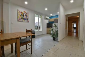 Gîte pour 7 personnes, avec terrasse et jardin à Montmorot