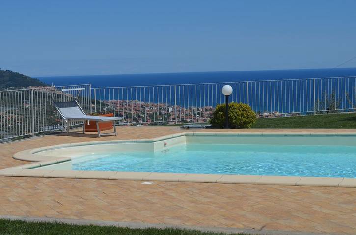 Ferienhaus für 12 Personen, mit Terrasse und Garten sowie Pool und Sauna in Diano Marina Gemeinde