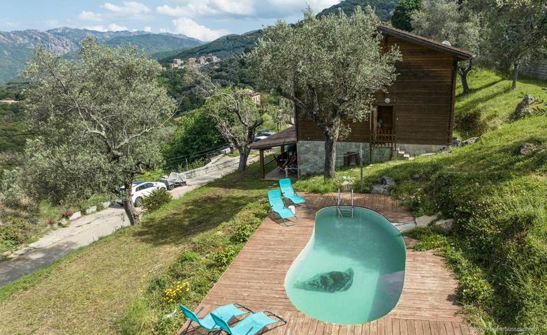 Gîte pour 6 personnes, avec piscine ainsi que vue et jardin à Olmiccia