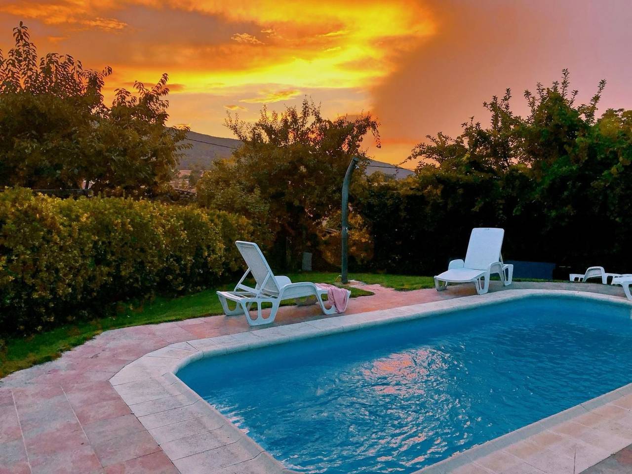 Sehr gepflegtes Ferienhaus im typisch spanischen Stil mit Garten, zwei Terrasse in La Rinconada de la Sierra, Provincia de Salamanca