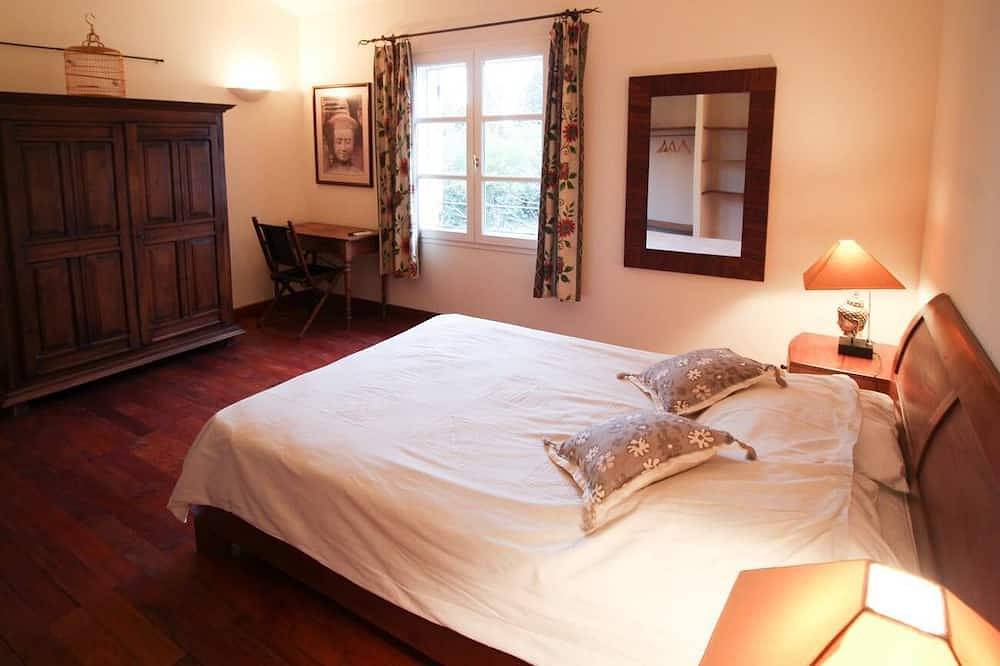 Joli mas provençal climatisé, à Maillane (13), cuisine d'été et piscine chauffée et... in Maillane, Région d'Arles