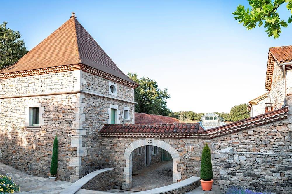 Domaine de Sourbil - Piscina climatizada - 27 prs in Saint-Antonin-Noble-Val, Macizo Central