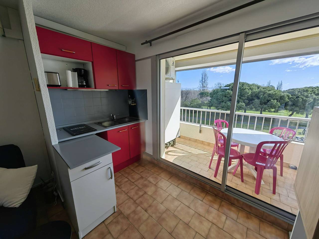 Entire studio, Air-conditioned studio cabin, pool, sleeps 4, lagoon view, Cap d'Agde in Cap d'Agde, Agde