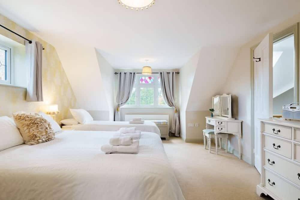 Grove Lodge -  a house that sleeps 13 guests in 5 bedrooms in Gosport, Hampshire