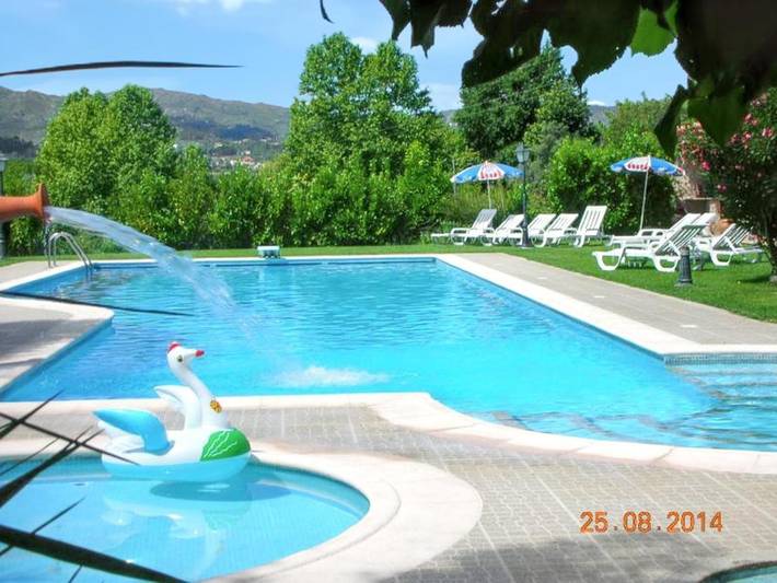 Location de vacances pour 5 personnes, avec Balcon et Terrasse ainsi que Jardin et Piscine dans Pedraça