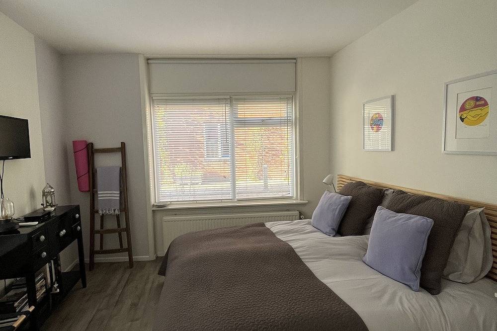 Apartamento entero, \"Bed and Bike Upstairs\" Amplio apartamento con terraza con vistas a Haarlem in Haarlem, Mar del Norte Holanda