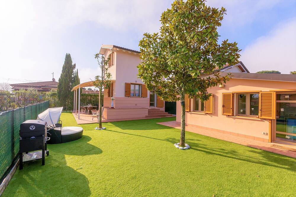 Rent exclusive Villino, free on 4 sides, in Marina di Pietrasanta in Marina di Pietrasanta, Pietrasanta