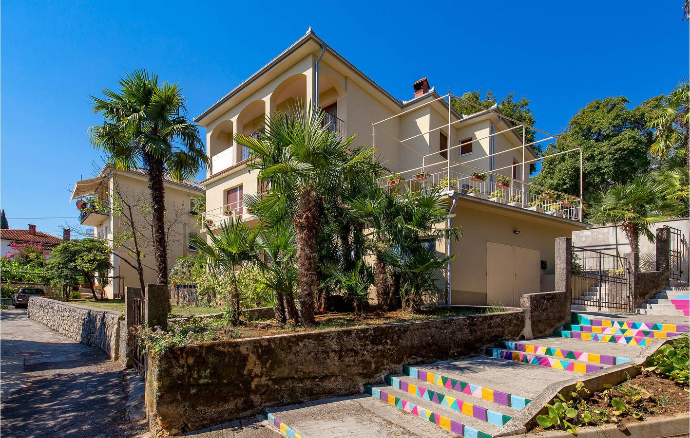 Ganze Ferienwohnung, Charmante Wohnung mit Terrasse, Parkplatz und nur 700 m vom Strand entfernt in Lovran, Opatija Riviera