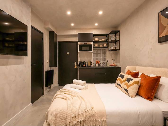 Ganzes Studio, Urbanflat 11 - Cosy king studio near champs Elysees in Paris, Ile de France