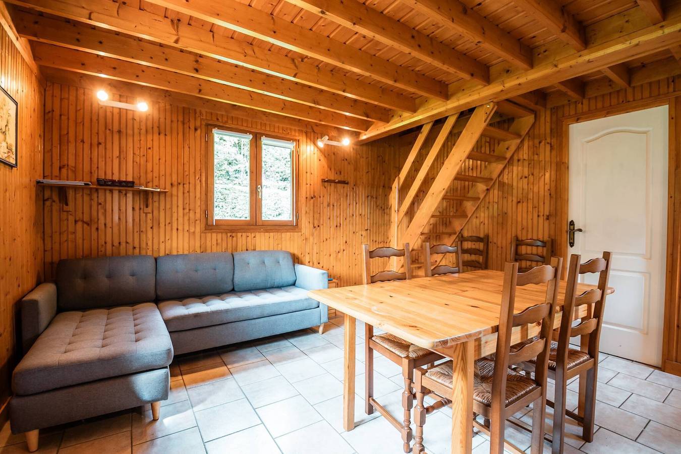 Chalet Béhier für 6 Personen mit Gemeinschaftspool, privater Terrasse und Wlan in Livarot-Pays-d'Auge, Lisieux und Umgebung