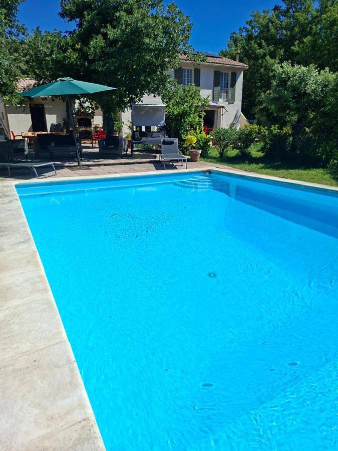 Location de vacances pour 2 personnes, avec jardin ainsi que piscine et vue à Villes-sur-Auzon