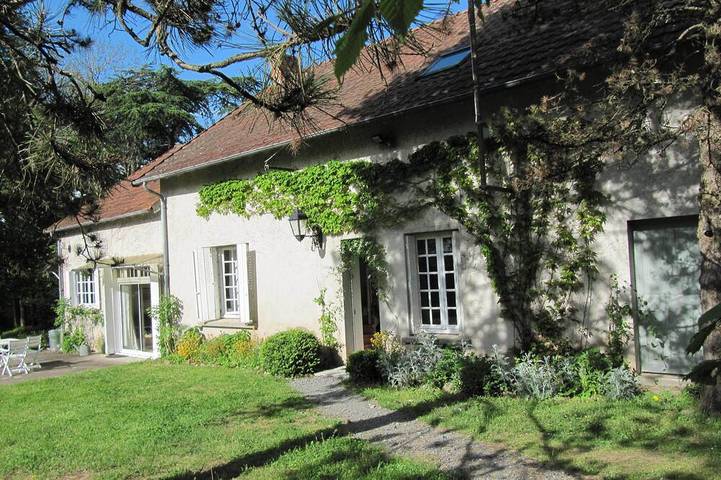 Location de vacances pour 8 personnes, avec jardin à Vesdun