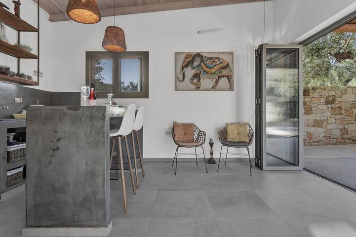 Holiday Home 'Natura Oliva House' with Mountain View, Private Terrace and Wi-Fi in Alykanas, Alykes