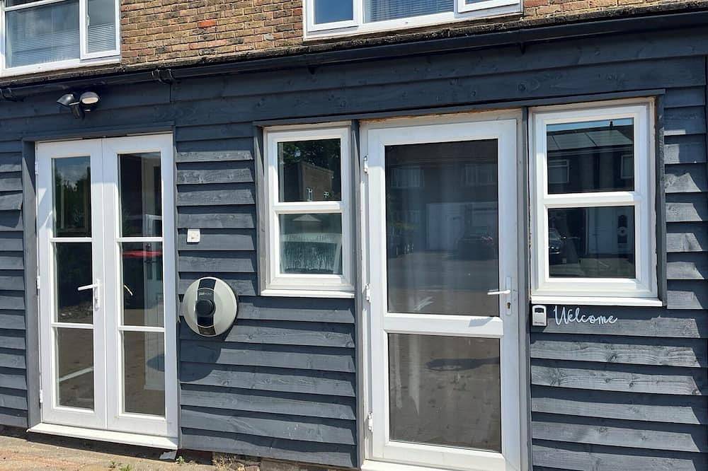 Entire apartment, Comfy Apartment - 12 Mins from Gatwick in Crawley, West Sussex