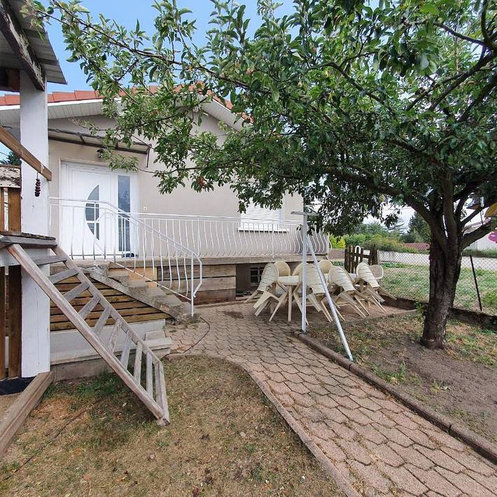 Location de vacances pour 10 personnes, avec piscine et jardin à Saint-Galmier - 2