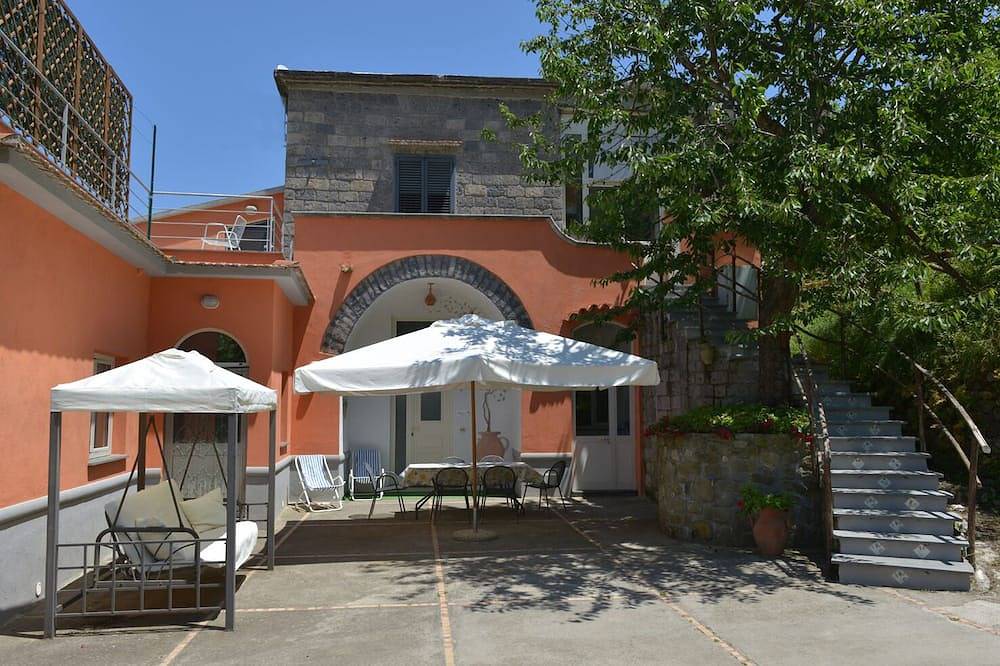 Villa with garden in the hills of Sorrento in Colli di Fontanelle, Sant'Agnello