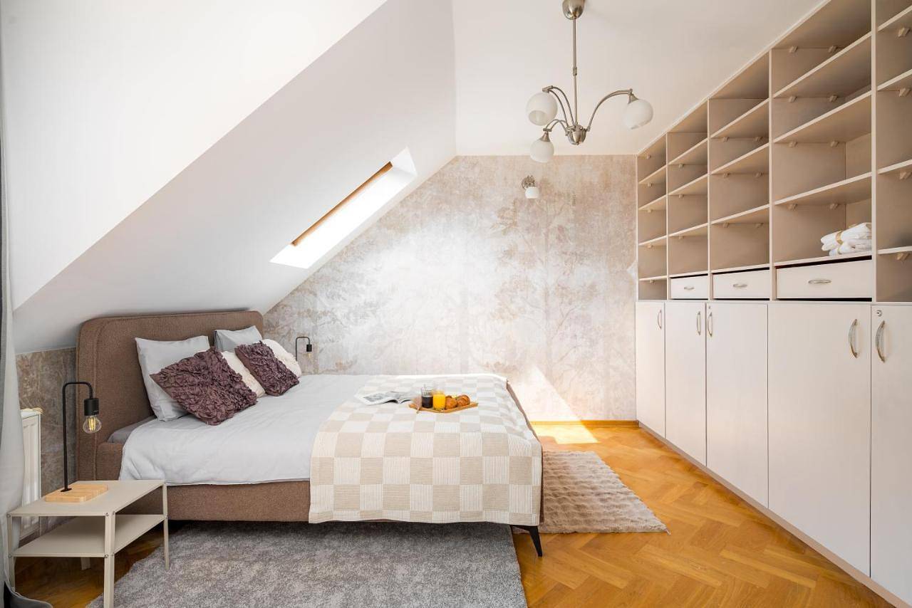Three-Bedroom House in Wawer, Warschau