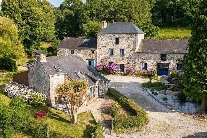 Chambre d’hôte pour 4 personnes, avec Terrasse et Jardin ainsi que Piscine et Vue en Ille-et-Vilaine