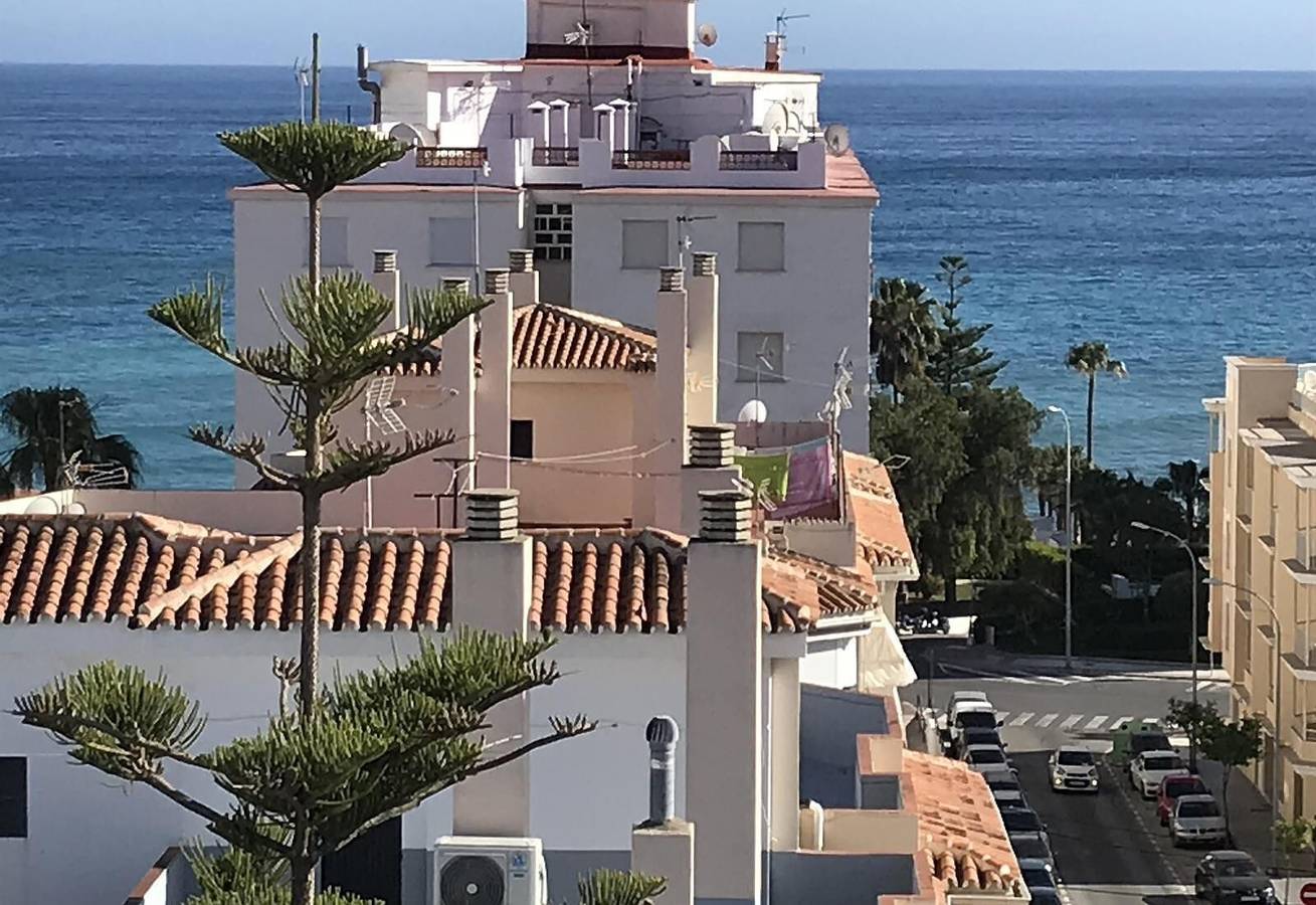 "Mini penthouse with Stunning Seaviews", piscina compartida y jardín in Nerja Centre, Nerja