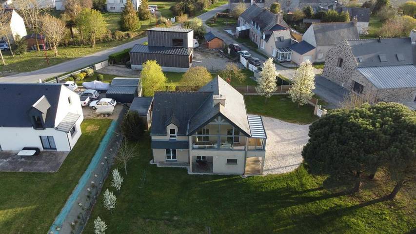 Ferienhaus für 8 Personen, mit Balkon und Terrasse sowie Garten und Ausblick in Hirel
