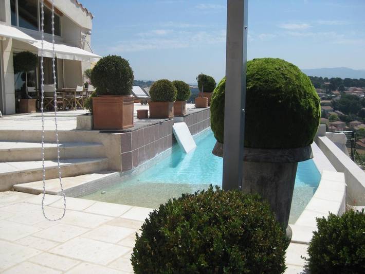 Chambre d’hôte pour 4 personnes, avec Balcon et Terrasse ainsi que Jardin et Bassin pour enfant à Marseille