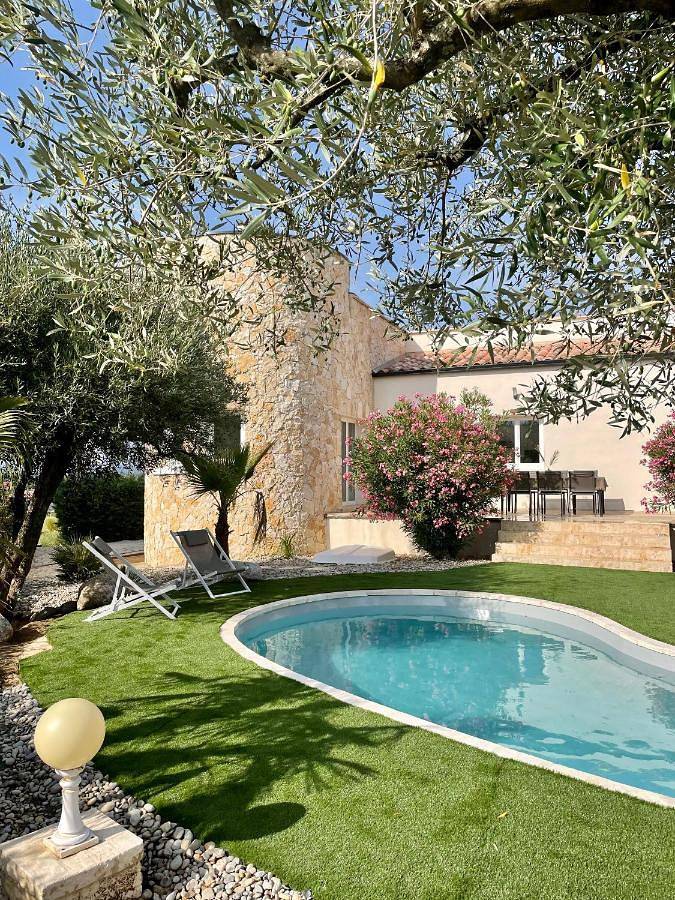 Location de vacances pour 4 personnes, avec Terrasse et Jardin ainsi que Piscine et Vue à Lézan