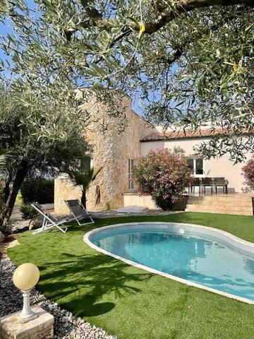 Gîte pour 4 personnes, avec piscine et vue ainsi que jardin et terrasse à Lézan