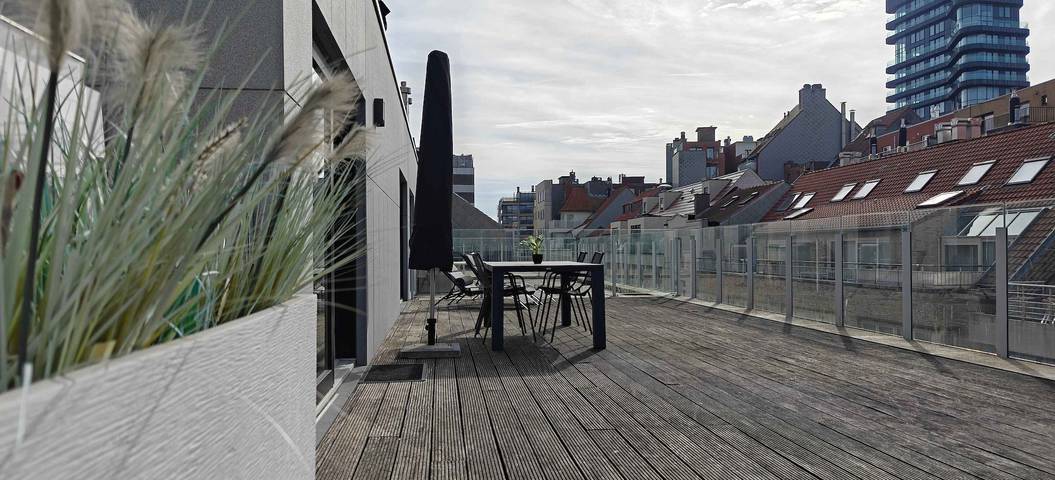 Apartamento entero, Beachfront Knokke Apt w/ Panoramic Terrace Views in Knokke-Heist, Costa de Bélgica