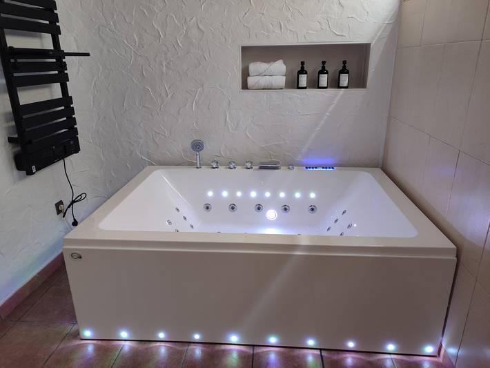 Beach Rúbe apartamento con Jacuzzi privado a 4 min de la playa, Wi-Fi y A/C in El Paraiso Torrevieja, Torrevieja