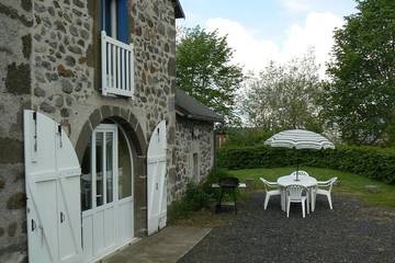 Gîte pour 6 personnes, avec jardin, animaux acceptés à Cheylade