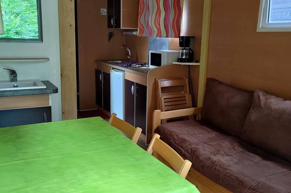 Roulotte dans un domaine ! in Saint-Sauves-d'Auvergne, Parc naturel régional des Volcans d'Auvergne