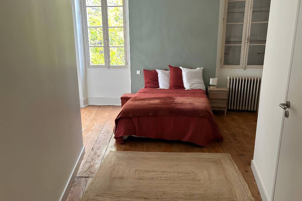 Entire apartment, Room \"Room 6\" with Shared Terrace, Communal Garden and Wi-Fi in Vic-en-Bigorre, Hautes-Pyrénées