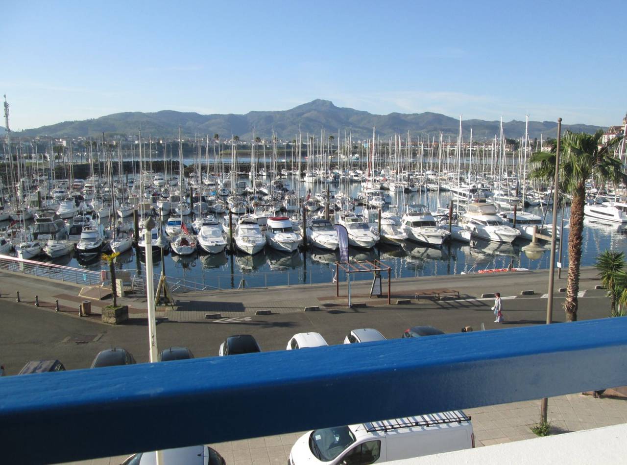Studio entier, Appartement très belle vue sur le port, parking, piscine, Wifi in Hendaye, Région de Bayonne