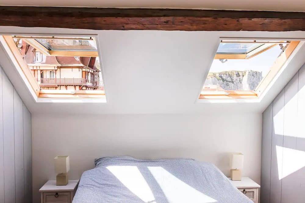 Typical fisherman's house, town center, sea view in Étretat, Le Havre region