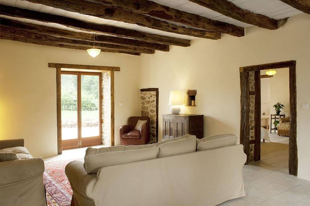 Luxury Guardian's Cottage with private heated pool and river access, Chez Bigot in Busserolles, Parc naturel régional Périgord-Limousin