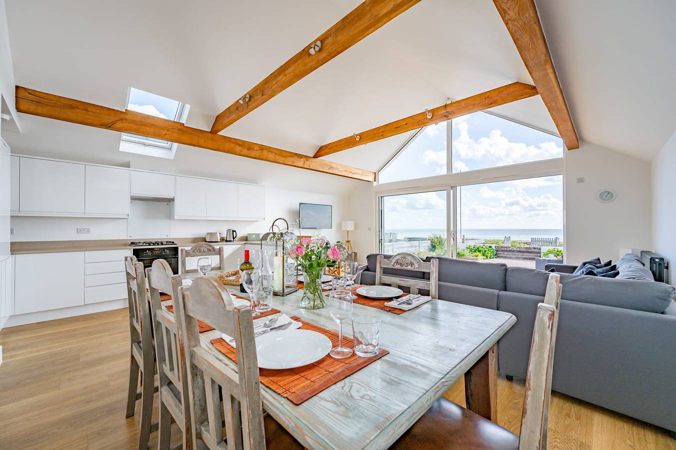 Oceanfront Bungalow with Stunning Beach Views in Pevensey, East Sussex