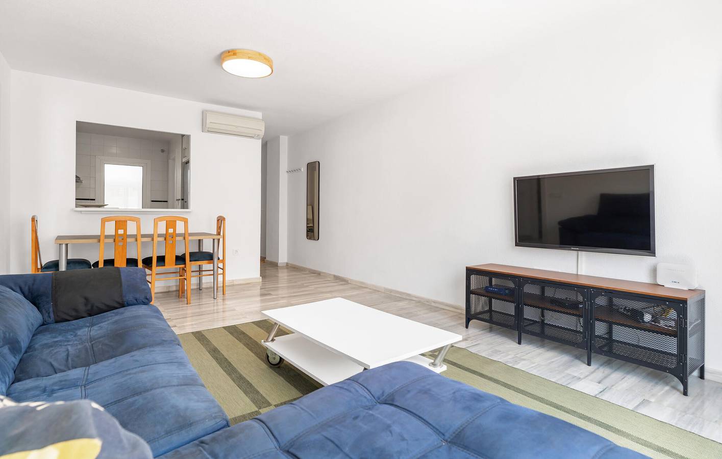 Entire holiday apartment, Cozy Apartment with Pool, Garage & AC, near Beach & City Center in Las Marinas Roquetas, Roquetas de Mar