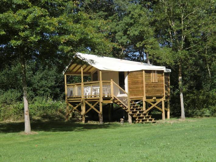 Camping pour 4 personnes, avec Terrasse et Jacuzzi ainsi que Jardin et Sauna