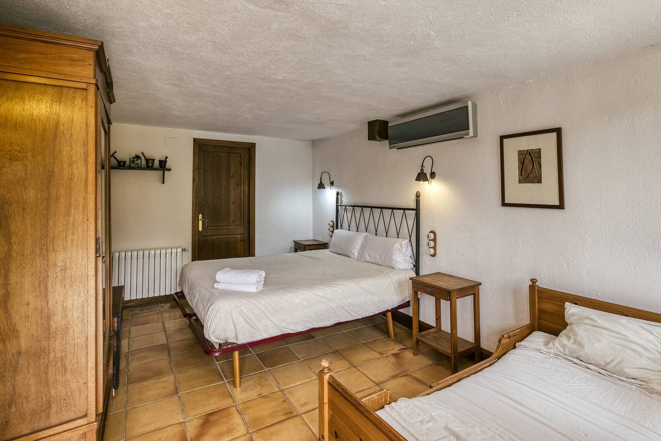 Room 'Gregal' with Shared Pool, Wi-Fi and Air Conditioning in Vilamarí, Cornellà del Terri