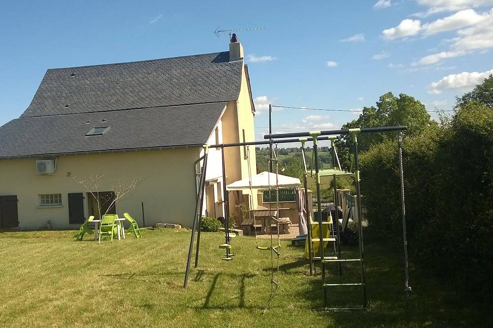 Gite La Baraque jusqu'à  6 personnes 12270 Najac  Occitanie France in Najac, Aveyron