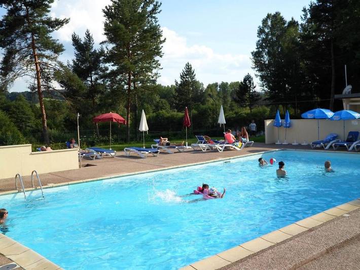 Camping pour 2 personnes, avec Terrasse et Bassin pour enfant ainsi que Piscine et Vue