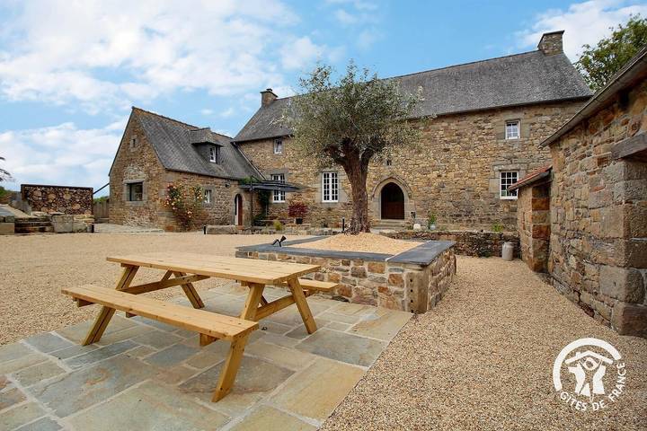 Gîte pour 15 personnes, avec Terrasse ainsi que Jardin et Vue à Caouënnec-Lanvézéac