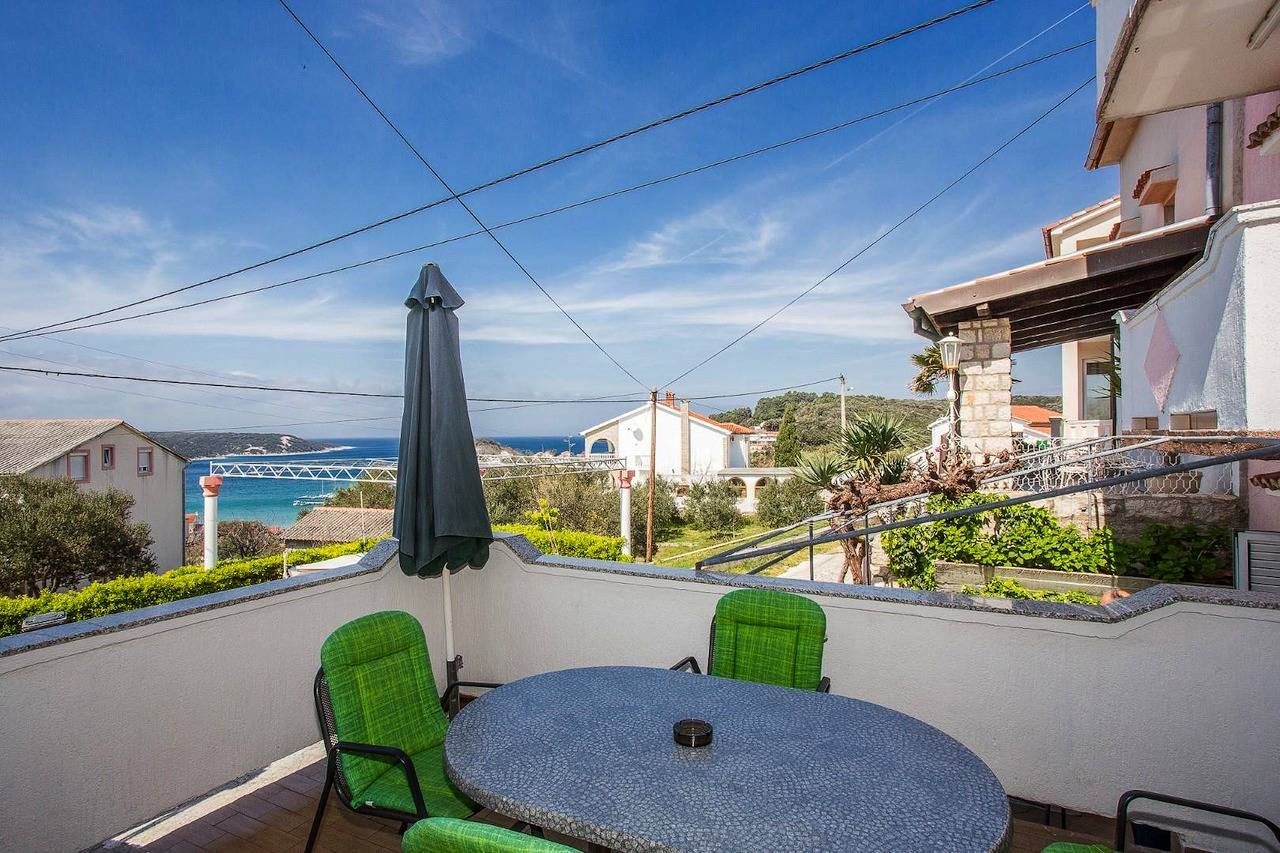 Geheel appartement, Vakantieappartement voor 5 personen met balkon/terras in Kampor, Rab